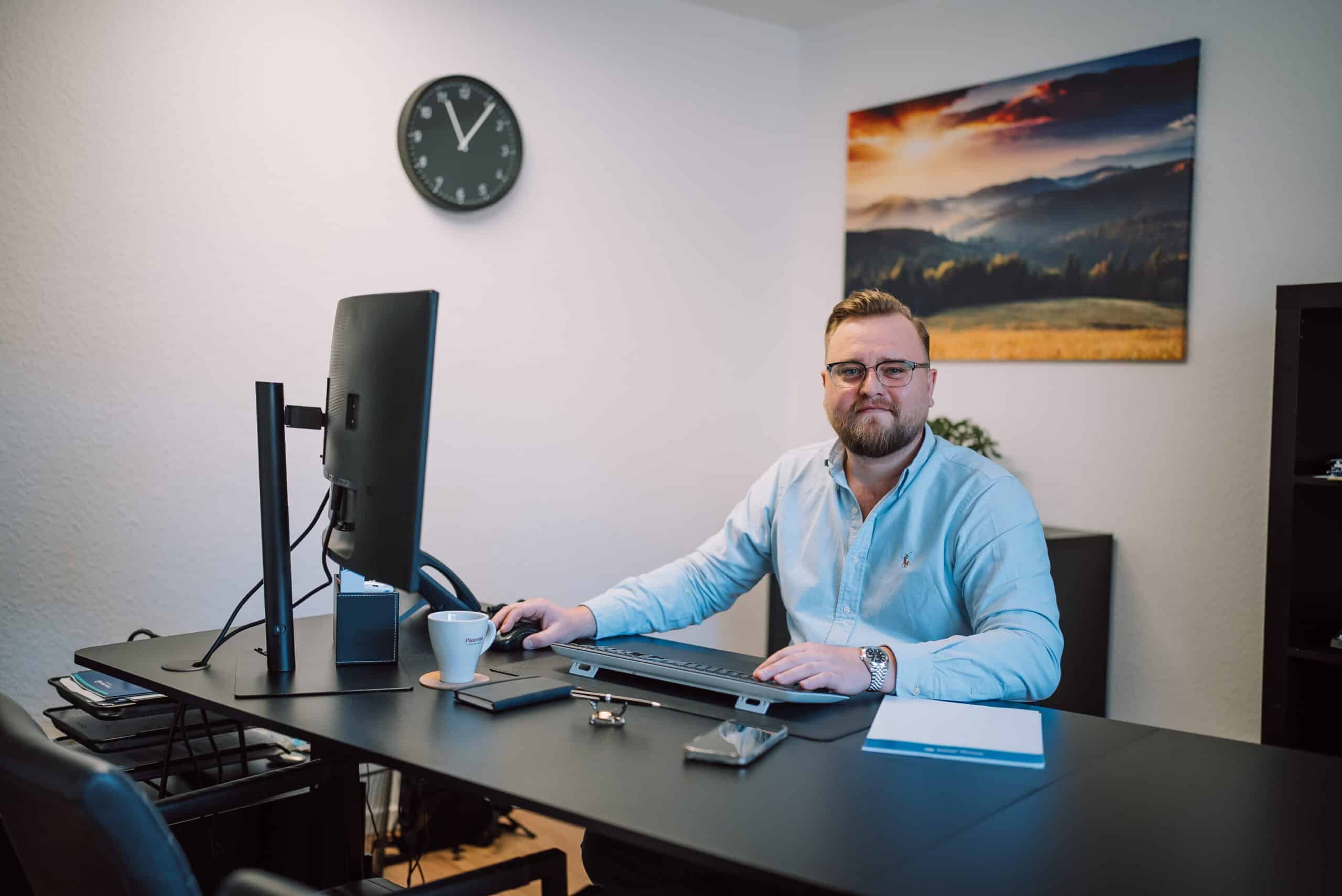 Das Team der Deußen & Schornstein GmbH vor dem Büro, aufgenommen aus der Vogelperspektive