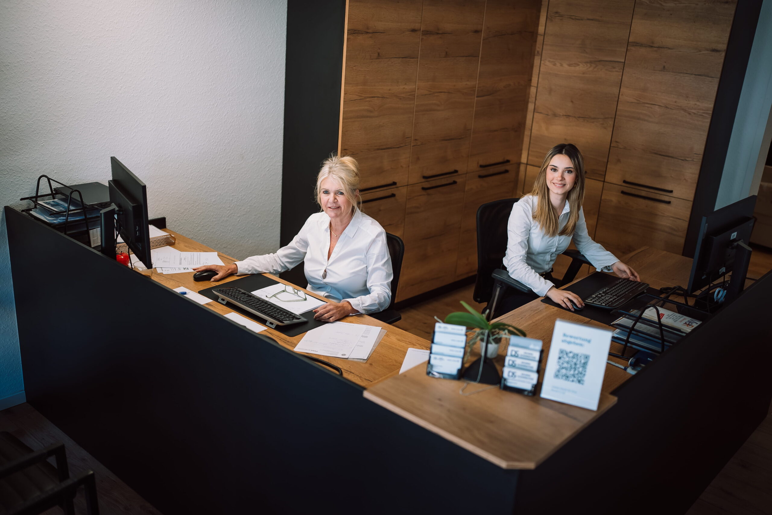Blick durch die Eingangstür in den Empfangsbereich der Deußen & Schornstein GmbH am Markt 13